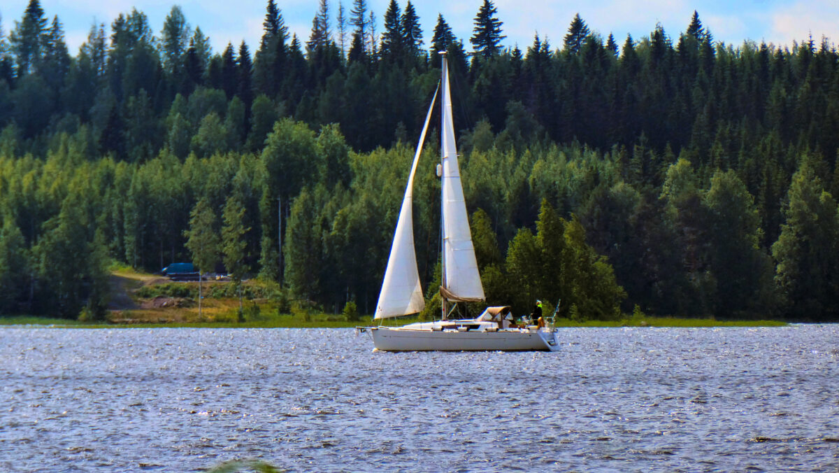 Ein Segelschiff auf dem See