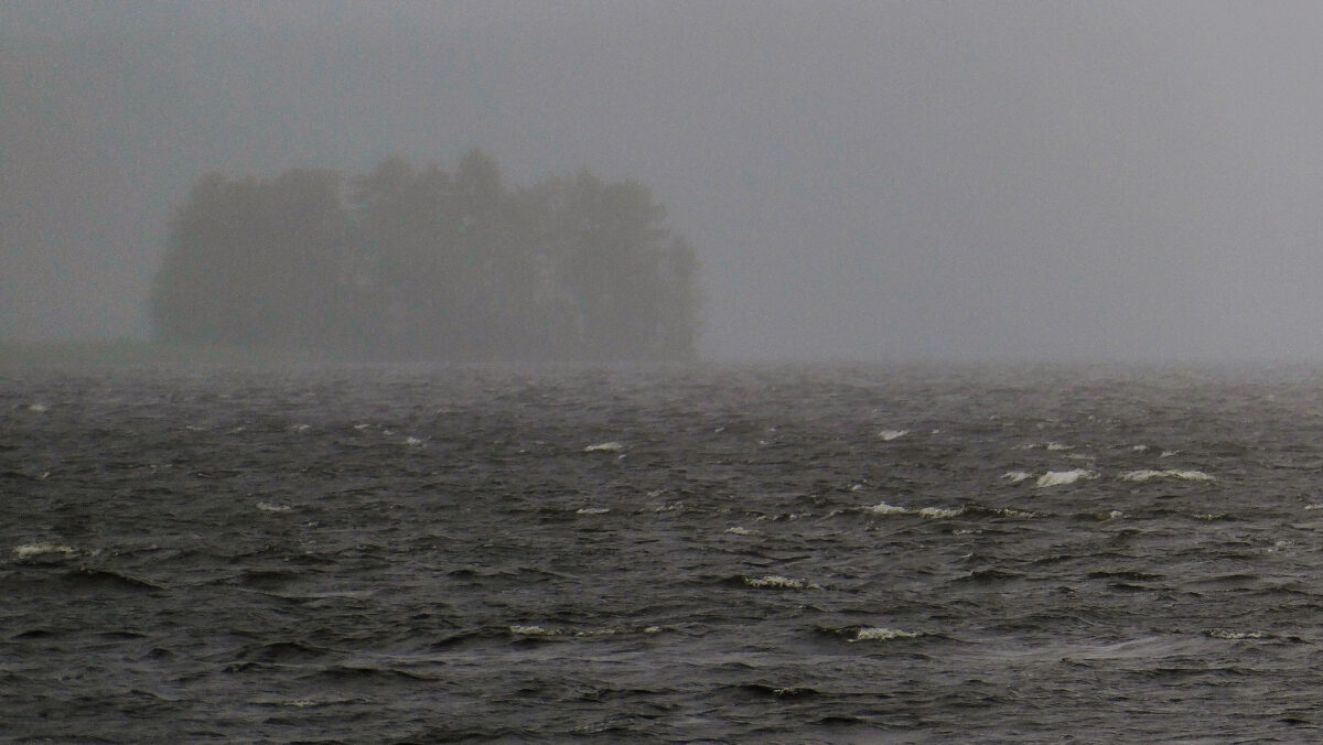 Blick bei stürmischen Regenwetter auf den See